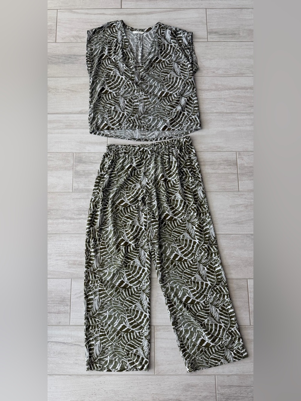 H&M Tropical Leaf Print Two-Piece Set – Top & Wide-Leg Pants Size M